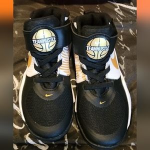 Nike Team Hustle D10